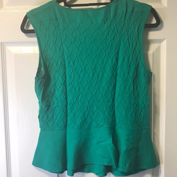 Woman’s sleeveless Medium green top - Picture 5 of 7